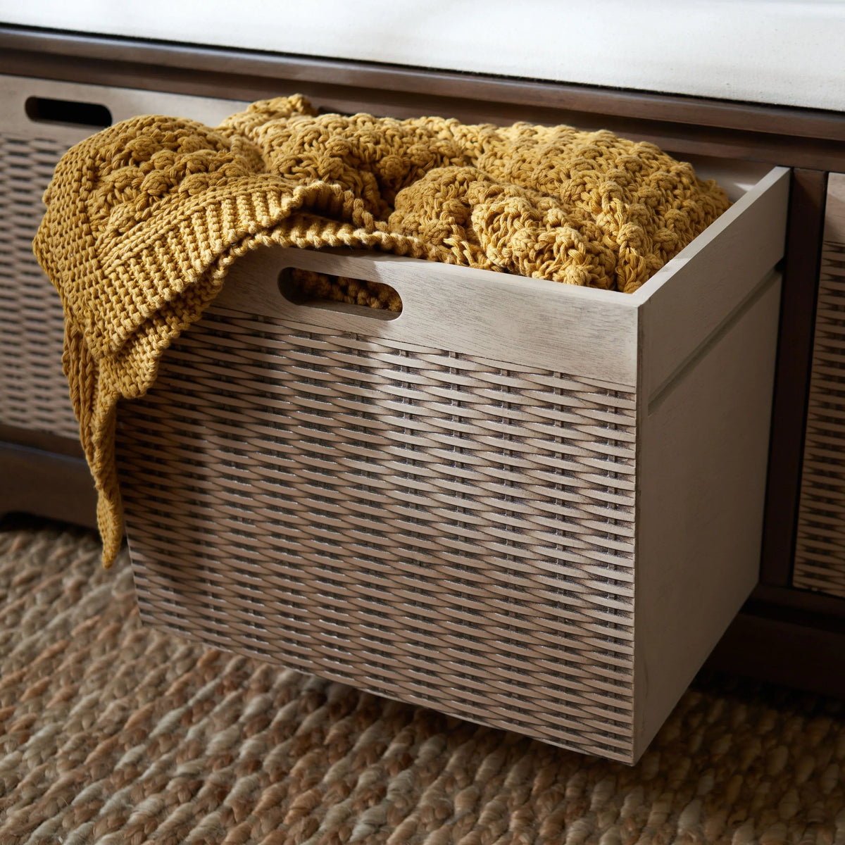 Banc de rangement SAFAVIEH Fiorello avec coussin et 3 tiroirs - 47,3 L x 15 P x 19 H - 47 L x 15 P x 19 H